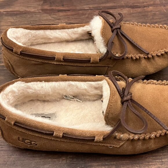 UGG Women's Dakota Moccasin Slippers Chestnut Size 8 NWOT - Picture 1 of 9